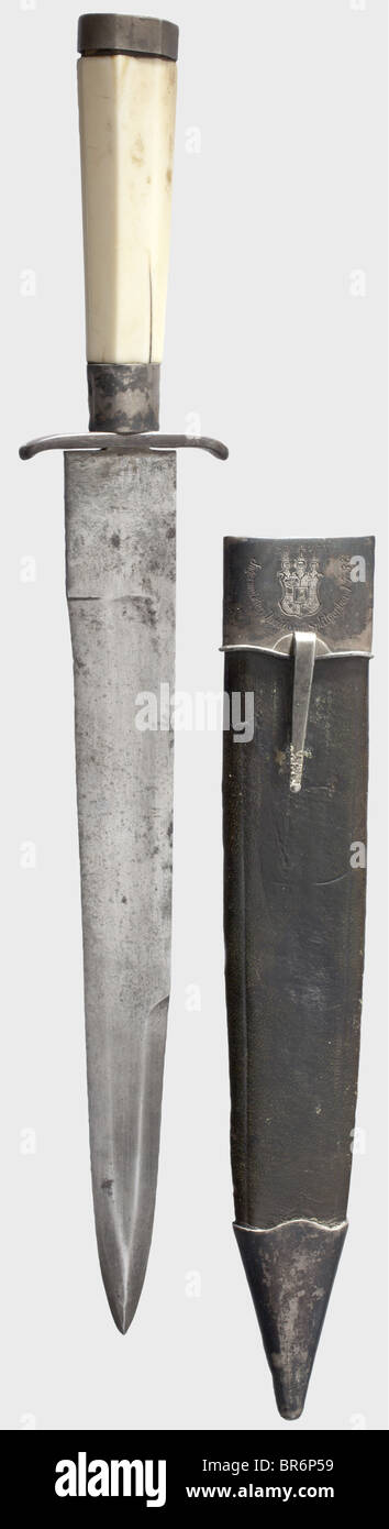 Ein Jagddolch., einschneidige Klinge mit zweischneidiger Spitze. Einfache Eisen-Quillone, konischer Knochengriff, silberner Ferrule und Pommel-Mütze. Länge 36 cm. Lederschaber mit silberfarbenen Halterungen. Auf der obversischen Seite ein eingraviertes Wappen und die Aufschrift "Jägermeister David von Splitgerber 1857", das Revers mit einem Wappen und "Garde-Jäger-Hauptmann Eric von Witzleben 1857". David von Splitgerber (1683 - 1764) war Unternehmer in Berlin, Domherr von Caminn und Meisterjäger von Prinz Ferdinand von Preßburg. Eric von Witzleben (von 1848 bis 1918) war ein preussischer Maj, Stockfoto