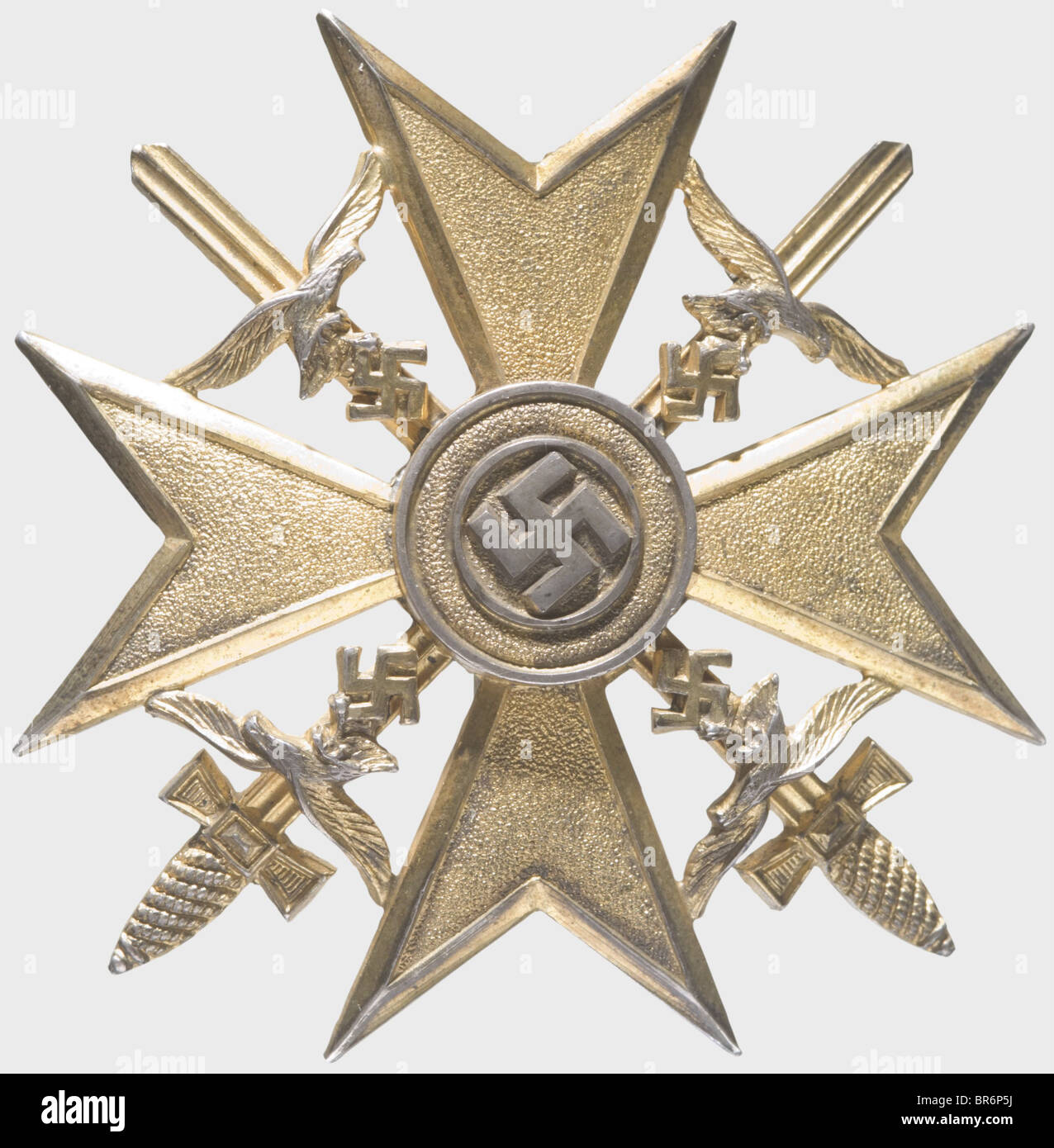 Ein spanisches Kreuz in Gold mit Schwertern, Gilt Silber. Konvexes Problem mit separat angewendeten Medaillon, eingesetzten Adlern und angewendeten senkrechten Befestigungsstift. Marke des Herstellers "CEJ", Marke der Feinheit "900". Gewicht 35 g Gebrauchsspuren. In einer weinroten (beschädigten) Preisverleihung (Nr. 7.02.02.1): Historisch, historisch, 1930er, 20. Jahrhundert, Auszeichnungen, Auszeichnung, Deutsches Reich, Drittes Reich, NS-Zeit, Nationalsozialismus, Objekt, Objekte, Stills, Medaille, Dekoration, Medaillen, Dekorationen, Clipping, herausschneiden, herausschneiden, herausschneiden, Ehre, Ehre, Ehre, Nationalsozialist, Nazizeit, Nazizeit, Symbol, Symbol, Symbol Stockfoto