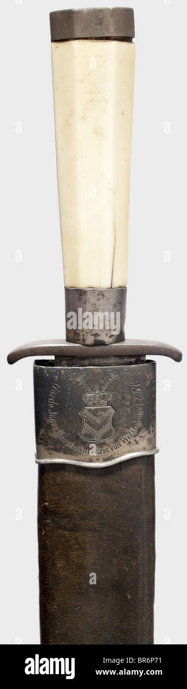 Ein Jagddolch., einschneidige Klinge mit zweischneidiger Spitze. Einfache Eisen-Quillone, konischer Knochengriff, silberner Ferrule und Pommel-Mütze. Länge 36 cm. Lederschaber mit silberfarbenen Halterungen. Auf der obversischen Seite ein eingraviertes Wappen und die Aufschrift "Jägermeister David von Splitgerber 1857", das Revers mit einem Wappen und "Garde-Jäger-Hauptmann Eric von Witzleben 1857". David von Splitgerber (1683 - 1764) war Unternehmer in Berlin, Domherr von Caminn und Meisterjäger von Prinz Ferdinand von Preßburg. Eric von Witzleben (von 1848 bis 1918) war ein preussischer Maj, Stockfoto