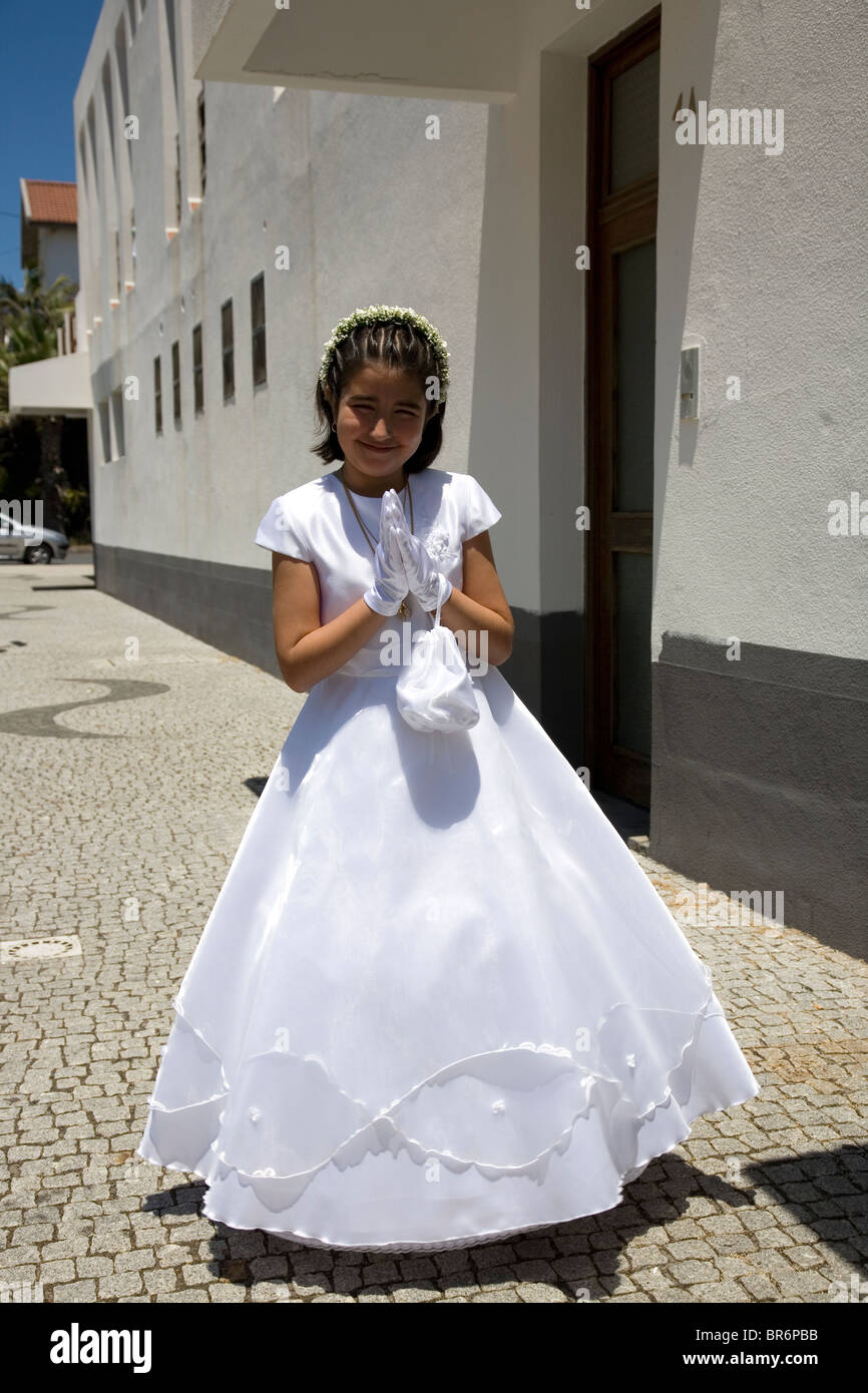 Mädchen im ersten Heiligen Kommunion Kleid in madeira Stockfoto