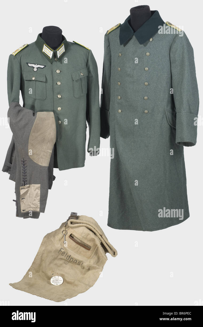 Ein Einheitliches Ensemble Fur Einen Feldpostinspektor Eine Feldgraue Gabardinische Tunika Mit Dunkelgrunem Kragen Mottenlocher Silberbestickter Brustadler Und Medaillenschlingen Kragenflecken Und Epaulets Haben Zitronengelbe Paspeln Die