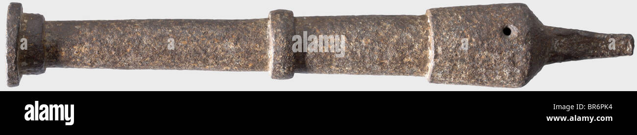 Eine eiserne Handkanone, Nordeuropa, ca. 1400. Rundfass im Kaliber 21 mm mit gestufter verstärkter Kammer und konischem Kaskastellknopf im Vierkantschnitt. Das Fass hat einen zentralen Verstärkungsring und einen massiven zweiteiligen Schnauzenring. Korrodierte Oberflächen. Länge 43 cm. Vgl. Eine ähnliche, kleinere Handkanone in Hermann Historica, 54. Auktion, Los 1032. Historisch, historisch, 15. Jahrhundert, Schulterbewaffnung, Waffen, Waffen, Waffe, Arm, Militär, Militaria, Feuerwaffe, Feuerwaffe, Waffe, Feuerwaffen, Schusswaffen, Waffen, Waffen, Waffen, Waffen, Objekte, Objekte, Stills, Clipping, Stockfoto
