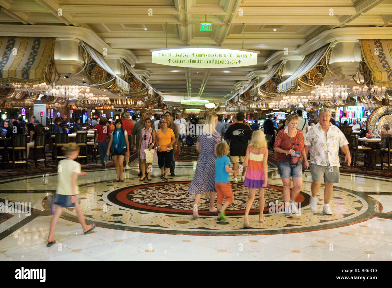 Touristischen Familien innerhalb des Bellagio Hotel und Casino, dem Strip Las VEgas USA Stockfoto