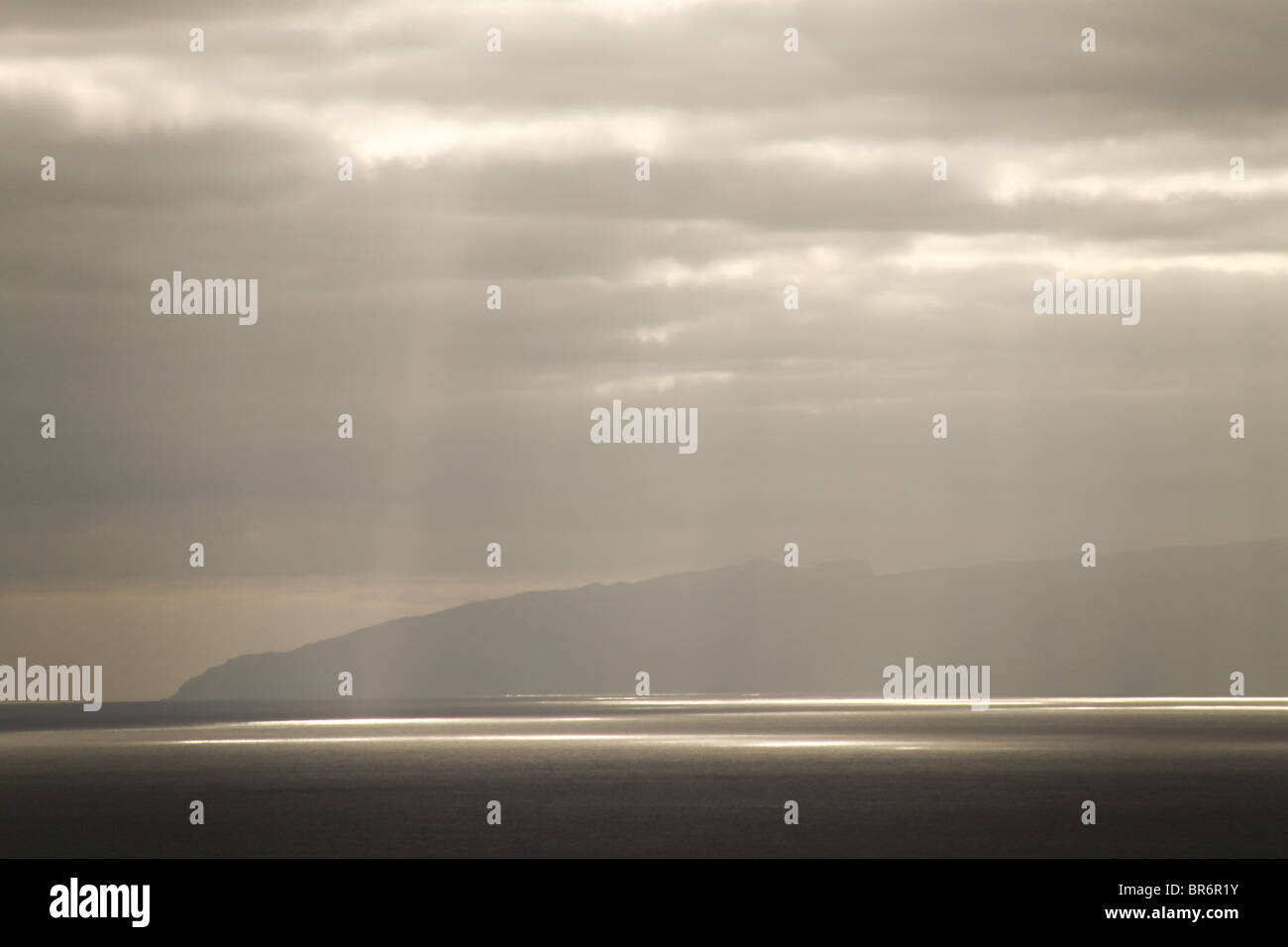 Einige Lichtstrahlen finden ihren Weg durch die Wolken rund um die Insel La Gomera (Kanarische Inseln, Spanien) Stockfoto