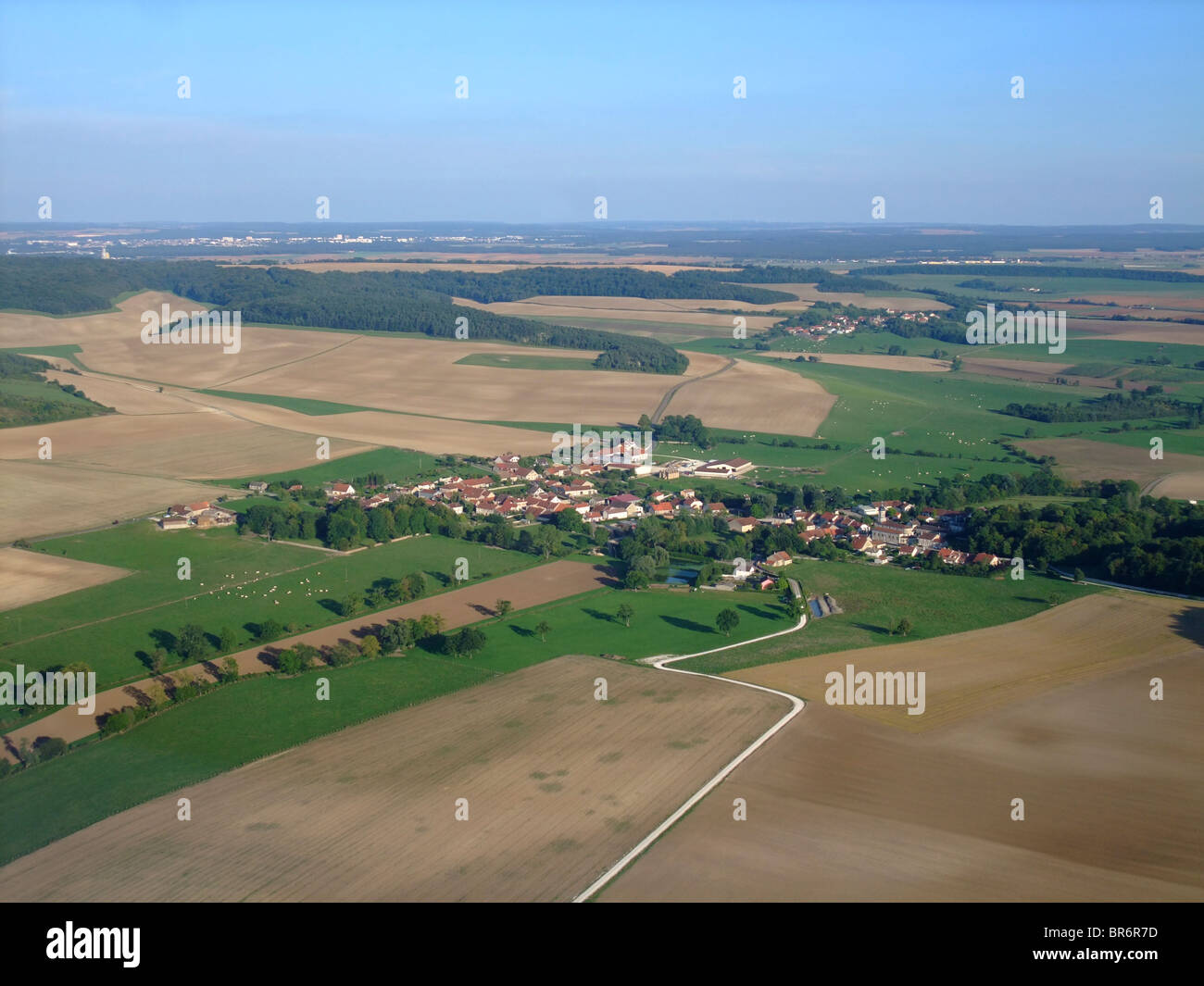 Luftaufnahme des Dorf auf dem Lande im Departement Aube, Summertime, Region Champagne-Ardenne, Frankreich Stockfoto