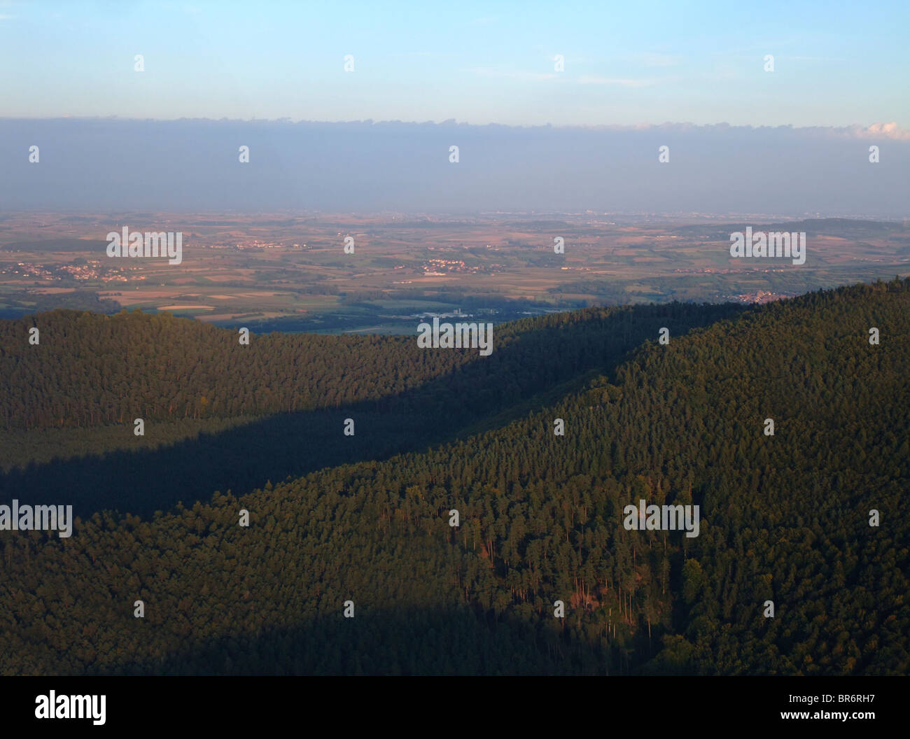Luftaufnahme der Vogesen und Rheinebene, südlich der Stadt Saverne am Ende Sommerabend, Bas Rhin, Elsass, Frankreich Stockfoto