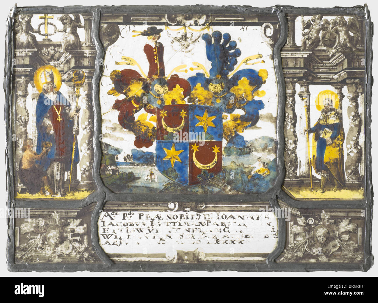 Eine mit einem Wappen beblitzte Glasscheibe, Schweiz, von 1690. Glas mit feinem 'Schwarzlot'-Anstrich und teilweise farbig. In der Mitte ein doppelgehepptes Wappen über einer Landschaft, das von Darstellungen von Heiligen in architektonischem Rahmen flankiert wird. Im unteren Zentrum ein Inschriftfeld in lateinischer Laguage mit Namensgebung des Besitzers 'Johannes Jacobis Rüttiman in Ettiswyl', das auf 1690 datiert wurde. Die Mittelplatte mit mehreren Rissen. Abmessungen: 22 x 30 cm historisch, historisch, 17. Jahrhundert, Kunsthandwerk, Handwerk, Objekt, Objekte, Fotos, Clipping, Ausschnitte, Ausschneiden, cu, Stockfoto