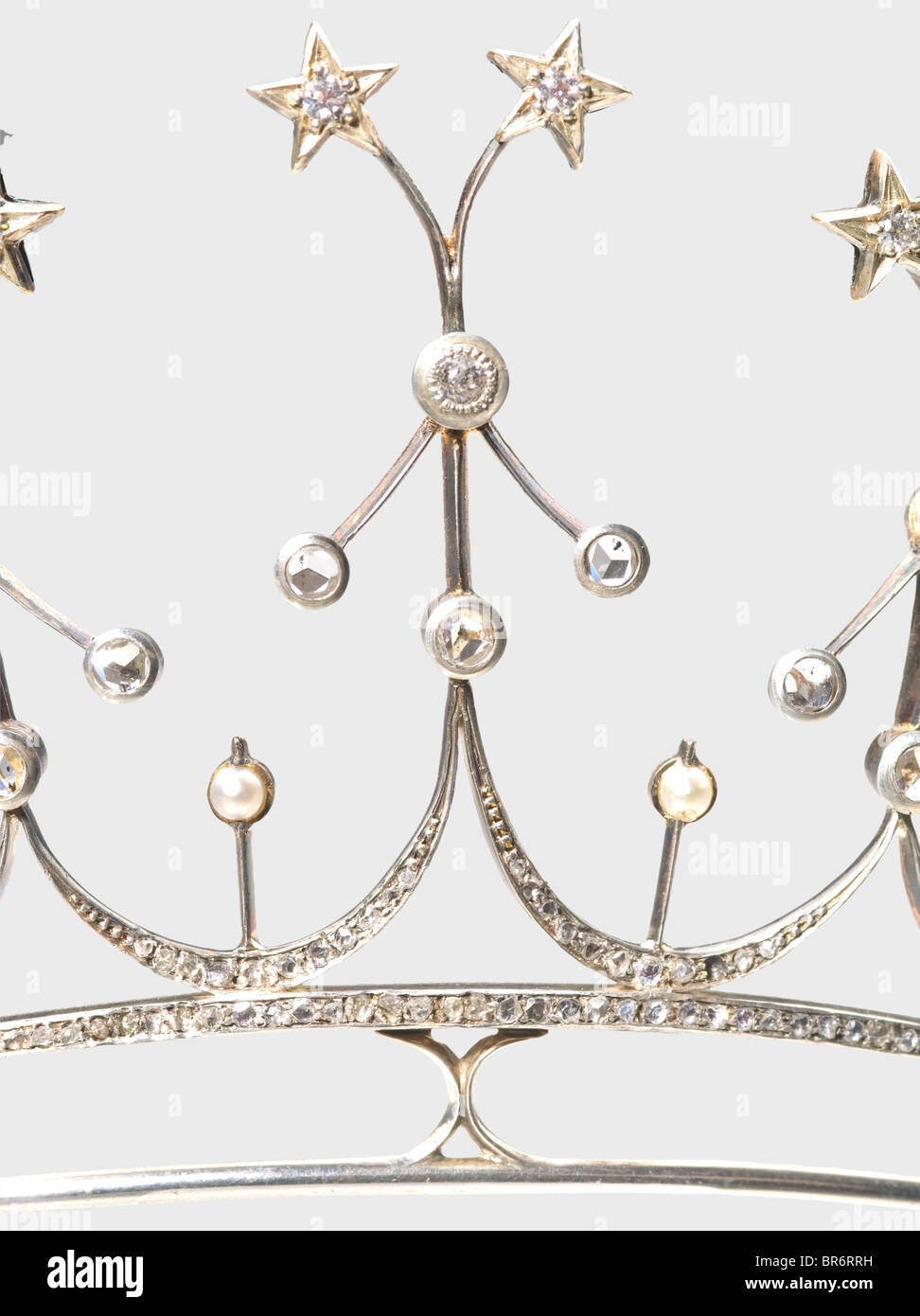 Ein Star diadem, Ende des 19. Jahrhunderts. Rosengold, Silber, alte Diamanten, Diamantsplitter und zehn Orientperlen. Filigrane Arbeit, überragt von zehn Diamanten, die in sternförmigen Rahmen gesetzt sind. Gewicht: 30 g In einem mit samt und Seide gefütterten Fall mit goldengestempeltem Juweliernamen "Peter Rath Juwelier - kgl. Hoflieferant München' (Peter Rath Juwelier - Referveyor am Königlichen Hof, München). Angeblich stammt dieses diadem aus den Possessionen der Barone von Würzburg. Diese Familie ist in männlicher Linie seit dem Tod von Oberst Ludwig Veit von Würzburg erloschen. Er starb, Stockfoto