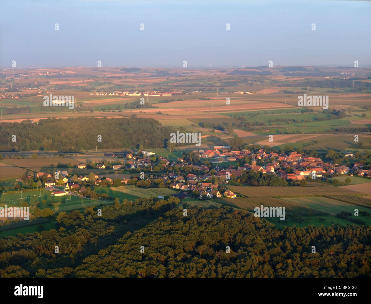 Luftaufnahme des Dorfes Waldolwisheim östlich der Stadt Saverne am Ende Sommerabend, Bas-Rhin, Elsass, Frankreich Stockfoto