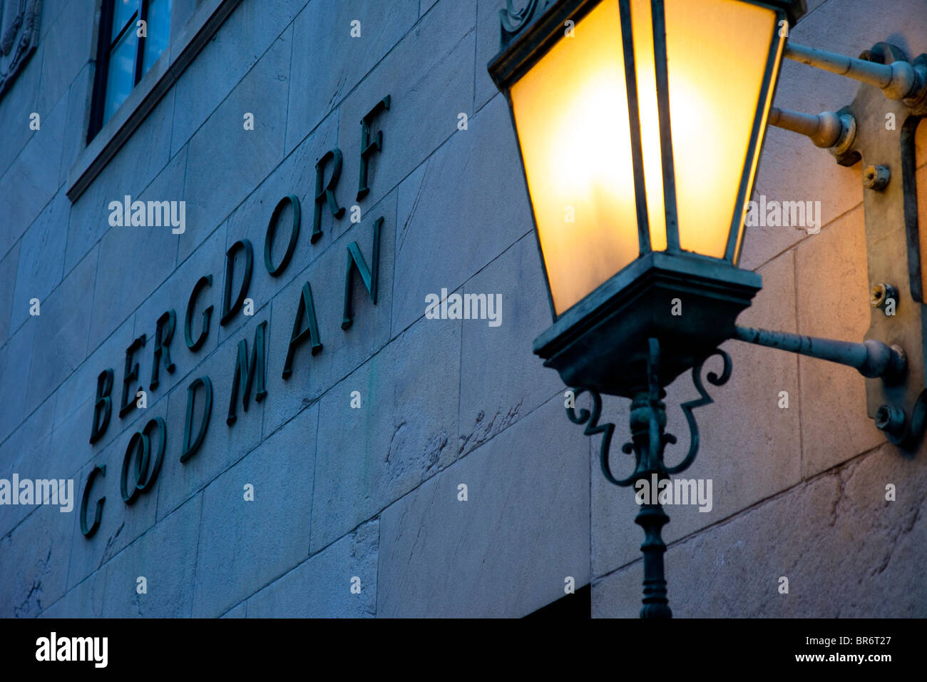 Am Abend auf das Bergdorf Goodman Gebäude in Manhattan, New York City USA Stockfoto