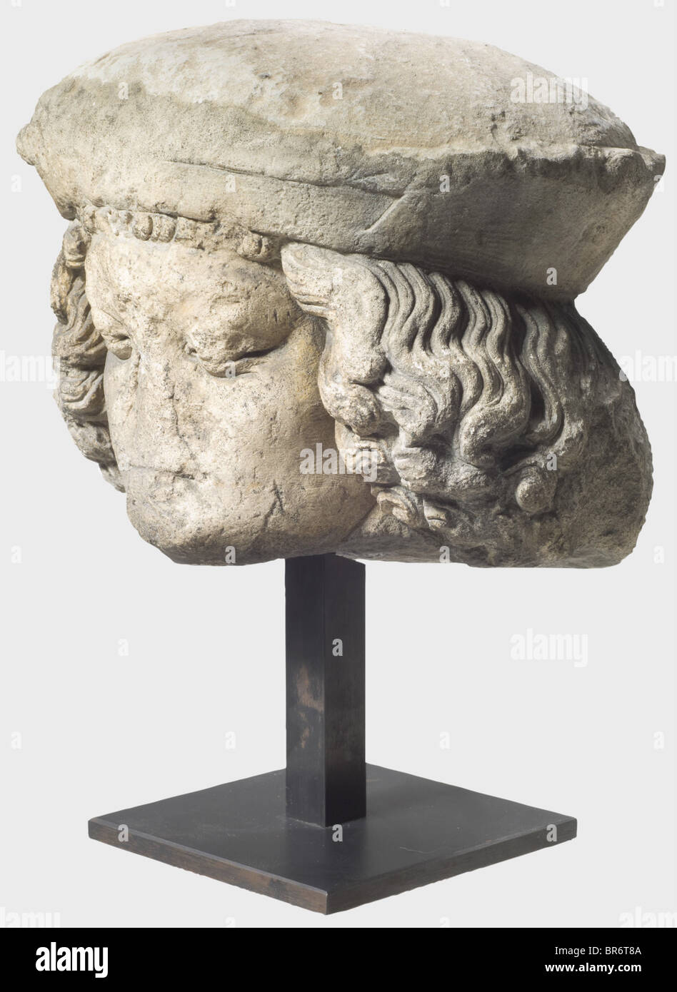 Ein französischer Spätgotik Sandstein Kopf, Champagner, Mitte des 15. Jahrhunderts. Ausdrucksstarken Kopf von einem Mann mit lockigem, halb-langen Haar und zeitgemäßer Kopfschmuck. In den Plätzen leicht beschädigt, die Nase fehlt. Auf einem schwarzen, Bügeleisen Stativ montiert. Höhe ohne Ständer 19 cm. Wahrscheinlich der Kopf eines ewigen spirituellen Trauernder (pleurant). Bildende Kunst, Menschen, aus dem 15. Jahrhundert, bildende Kunst, Kunst, Statue, Figur, Figuren, Statuetten, Skulptur, Skulpturen, Objekt, Objekte, Stills, Clipping, Clippings, Ausschneiden, Ausschneiden, Ausschnitten, Artist's Urheberrecht nicht gelöscht werden Stockfoto