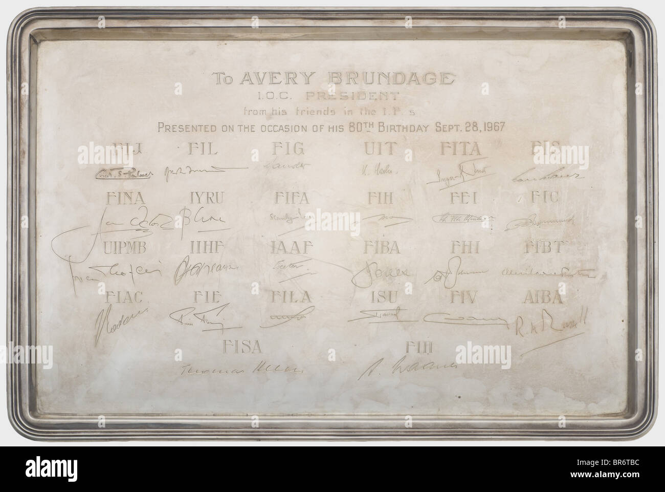 Avery Brundage (1887-1975) - eine silberne Geschenkplatte, die von den Präsidenten der verschiedenen internationalen Sportverbände anlässlich seines 80. Geburtstags im Jahr 1967 verliehen wurde. Silber, Rechteckform, Markenzeichen und Schmuckstücke der Marken '800' und 'Beard Montreux'. Im Zentrum die Widmungsgravur "An Avery Brundage I.O.C. Präsident seiner Freunde in den I.F.s, der anlässlich seines 80. Geburtstags vom 28. September 1967 vorgestellt wurde, und die 26 Unterschriften der Präsidenten, darunter Stanley Rous (FIFA), Antonio dos Reis Carnero (FIBA), Frau Inger Frith (FITA/Bogenschießen), Rudy, Stockfoto
