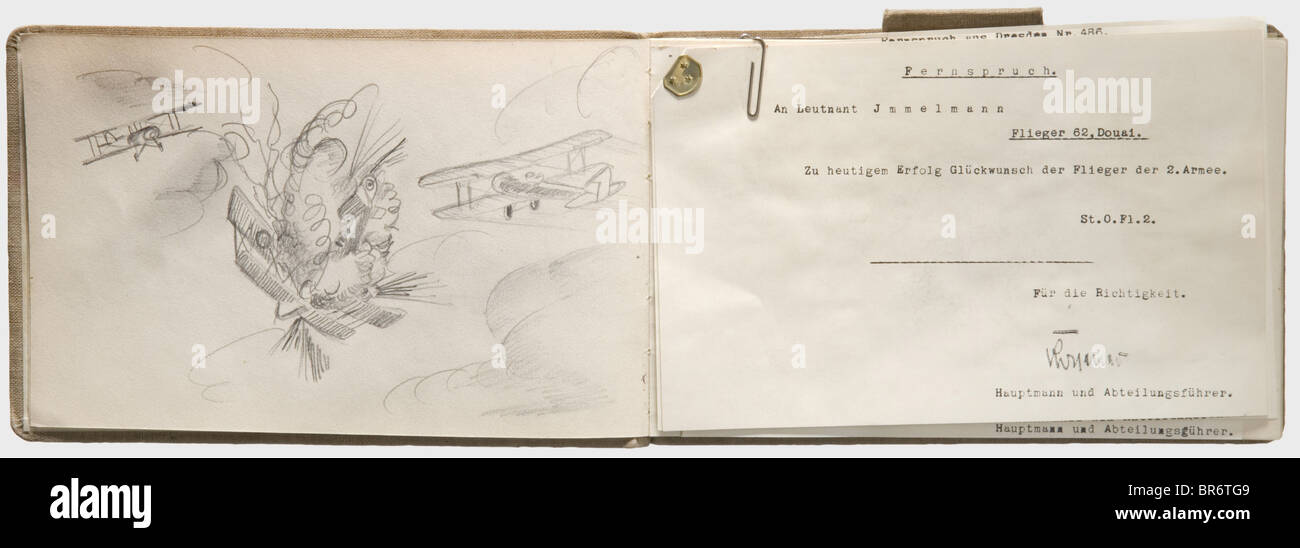 Erster Oberleutnant Max Immelmann (1890 - 1916) - sein persönliches Skizzenbuch, das ab dem Jahr 1915 Im Kleinen Landschaftsformat mit 32 Blatt Zeichenpapier, die erste Seite mit violettem, unauslöschlichem Stift 'M signiert wurde. Immelmann-Leutnant, Ab Dem Jahr 1915'. Etwa 30 Skizzen von Immelmann, überwiegend in Bleistift, darunter Zeichnungen von Biflugzeugen und Monoplanes, ein englisches Flugzeug, das im Luftkampf abgeschossen wurde, Pour le mérite, Militärbefehl des Heiligen Heinrich und Medaillenklappe, mehrere Zeichnungen seiner Mutter, Dorfkulisse (teilweise in Aquarellen gemalt), taktische Zeichnungen, "Tyras begrüßt Hi, Stockfoto