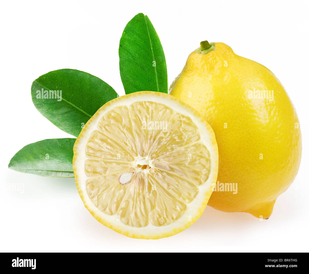 Reife Zitrone mit Scheiben und Blätter auf einem weißen Hintergrund. Stockfoto