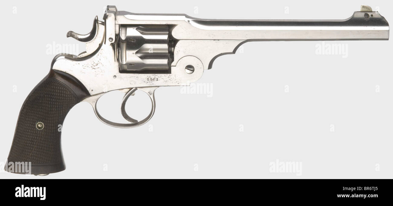 Ein Webley W.G. Mod. 1893, vernickelt, in seinem Fall, cal.476, cal.455 und cal.450, Übereinstimmende Zahlen. Achteckiges Fass mit heller Bohrung. Fasslänge 7,5'. Verstellbare blaue und kontrastierte Rückansicht mit verstellbarem Nickel-Silber-Vorderansicht für alle drei auf dem vorderen Sichtsockel markierten Kaliber. Sechsschusszylinder, gerillt mit "Church Steeple". Gerippter Auslöser. Auf der Zylinderrippengravur "ARMY & NAVY C.S. L." links von der Rahmenbrücke mit der Aufschrift "476 WG Model 1893". Komplett vernickelt, teilweise leicht gefleckt. Makellose Walnussgriffplatten. Tragring. As, Stockfoto