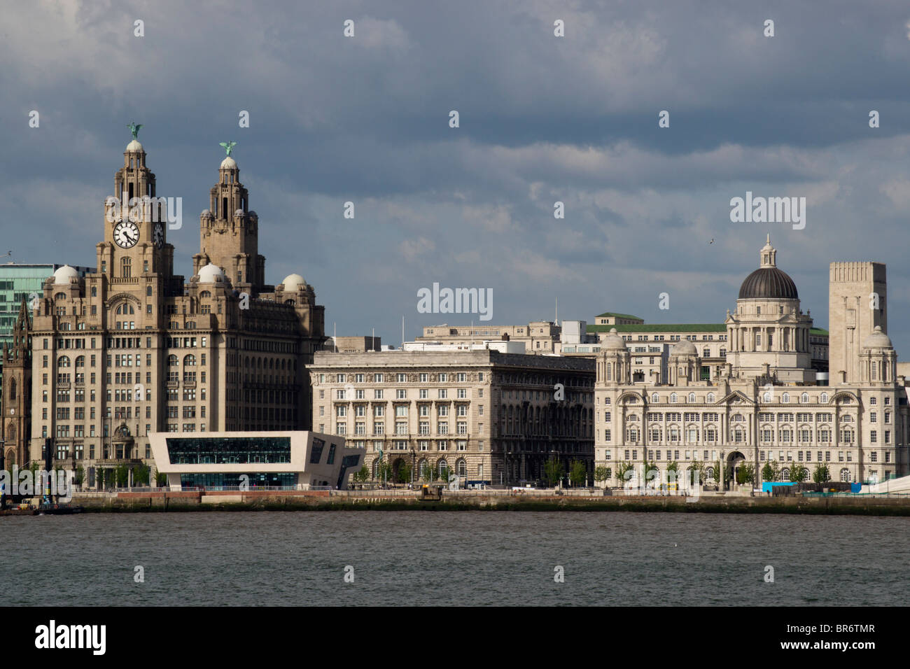 Der Fluss Mersey von Wirral mit The Royal Liver Buildings im Hintergrund. Stockfoto