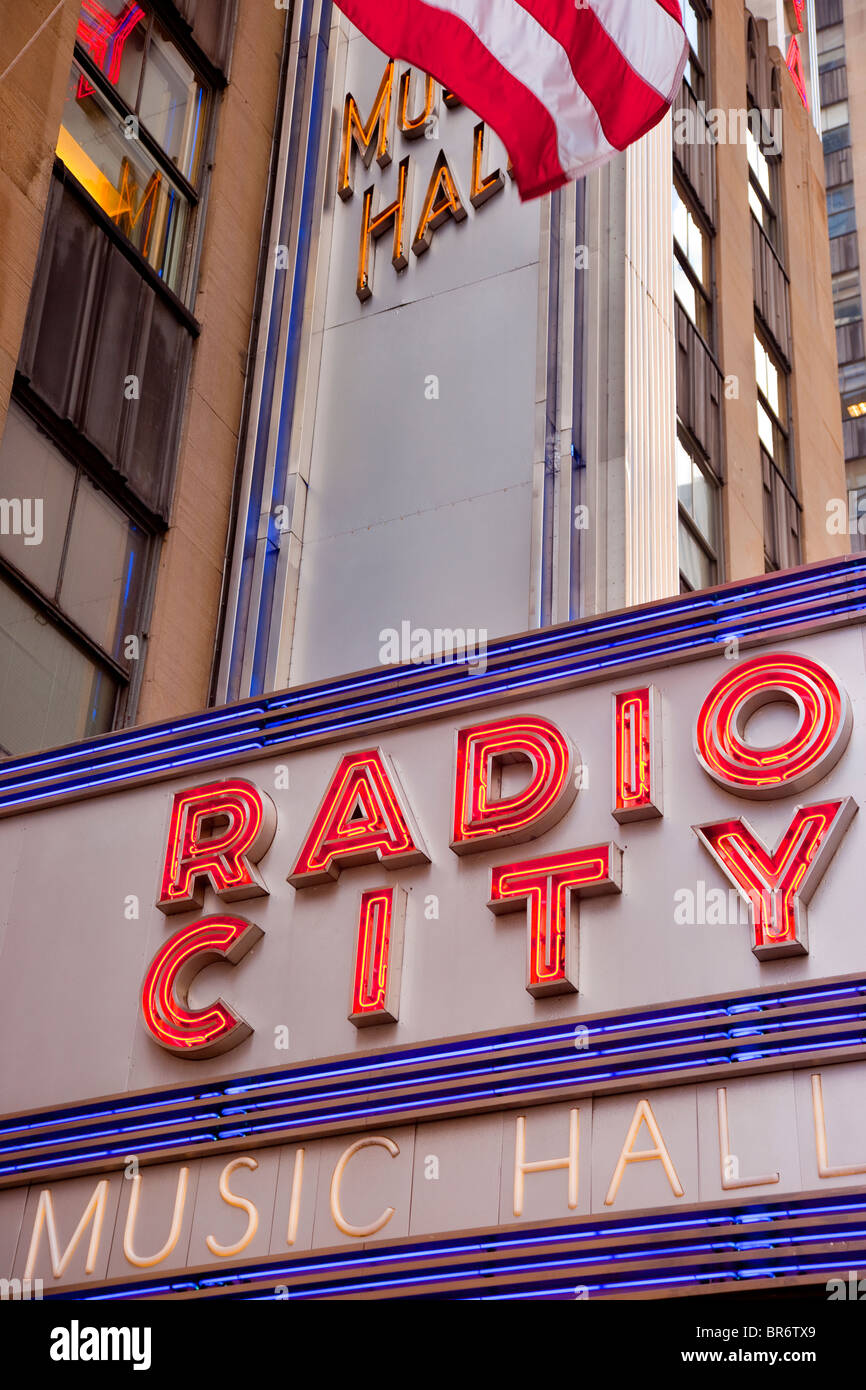 Klassische Leuchtreklame und Fassade der Radio City Music Hall in Midtown Manhattan, New York City, USA Stockfoto