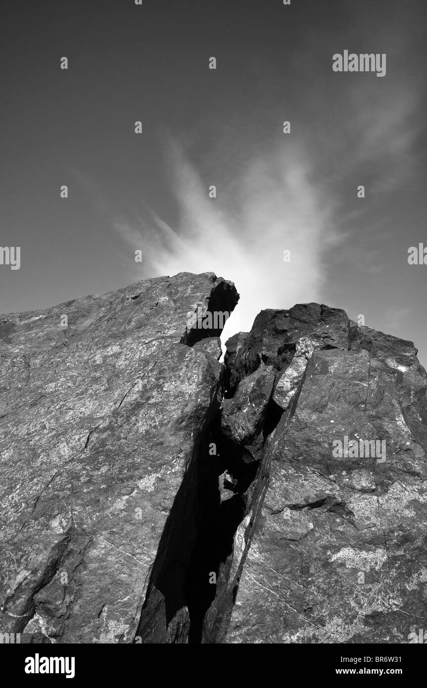 Split Rock oder Boulder mit dramatischer Himmel Stockfoto