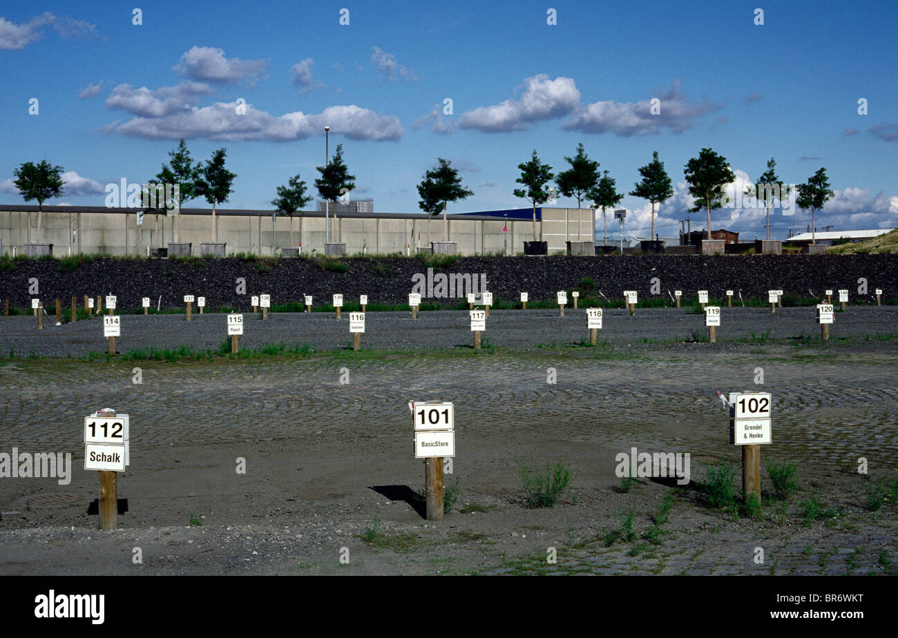 Mitarbeiter-Parkplätze von verschiedenen Firmen in Shanghaiallee in der Hamburger Hafencity. Stockfoto