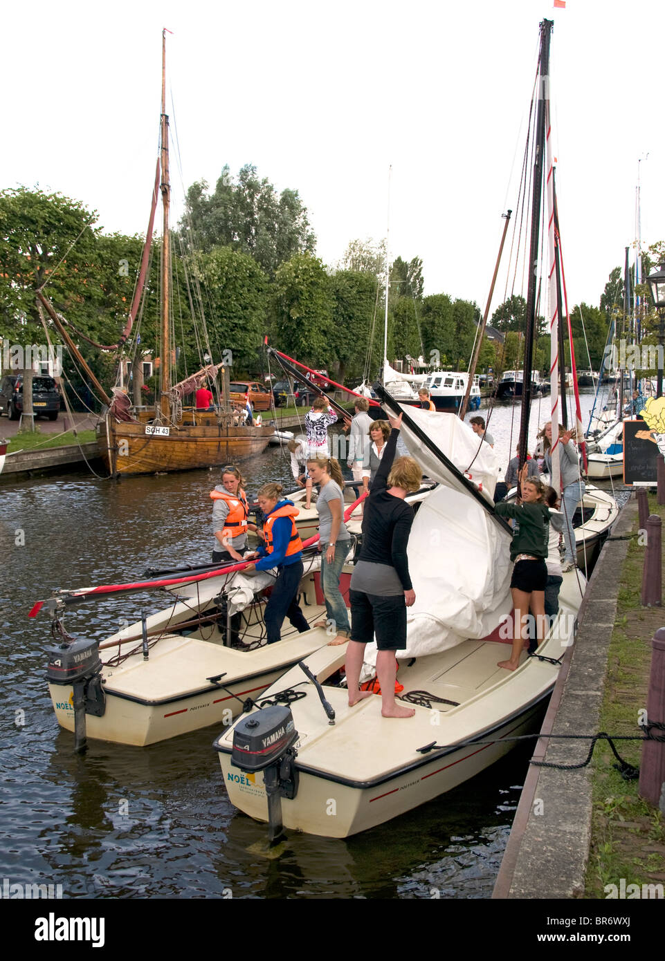 IJlst in der Nähe von Sneek Friesland Holland Segel Boot Anleitung Schulunterricht Stockfoto