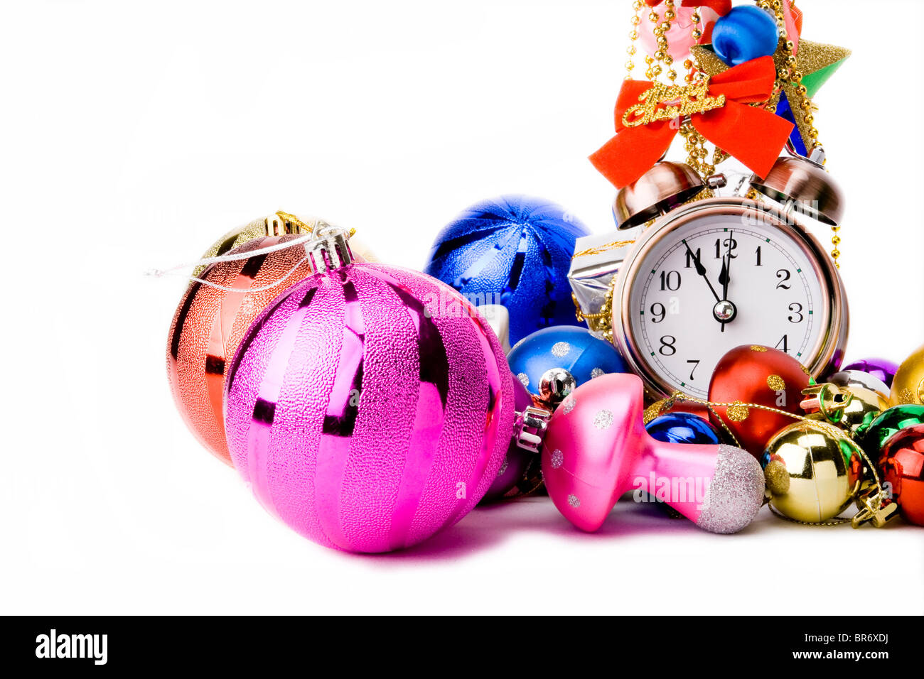 Wecker und Weihnachtsdekorationen auf einem weißen Hintergrund-Christmas Countdown Stockfoto