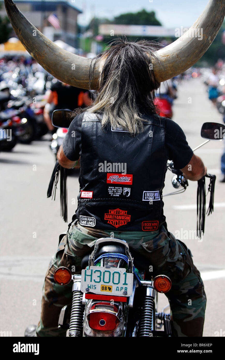 Ein Mann trägt ein Stier gehörnten Helmut während auf seinem Motorrad in Sturgis Motorcycle Rally in South Dakota. Stockfoto