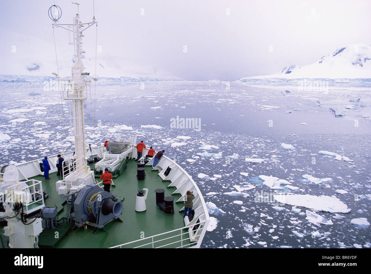 Touristen auf russischen Boot durch dreiste Eis bewegen. Antarktis, 1994 Stockfoto