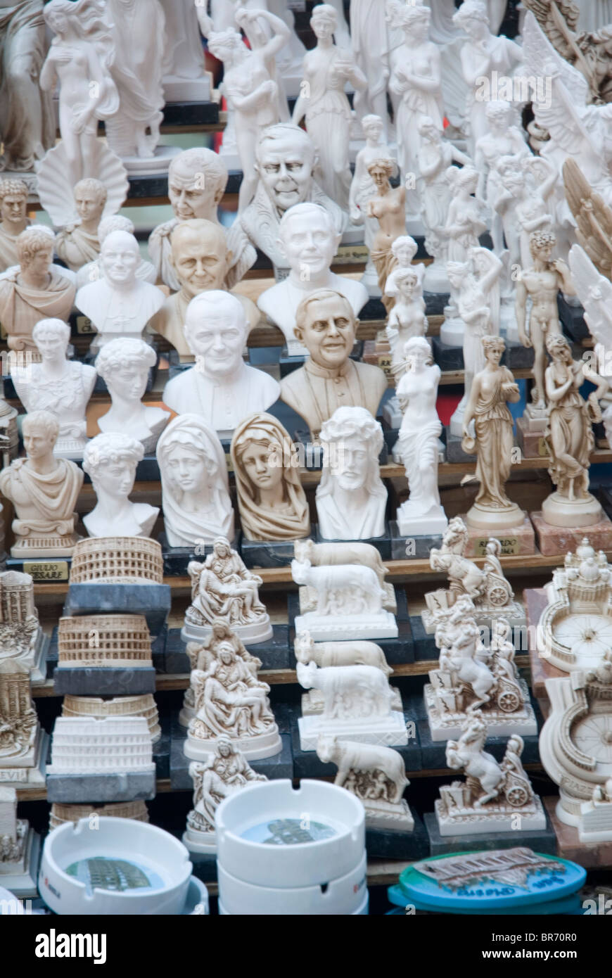 Nahaufnahme von Souvenirs im Vatikanischen Museum in Rom. Stockfoto