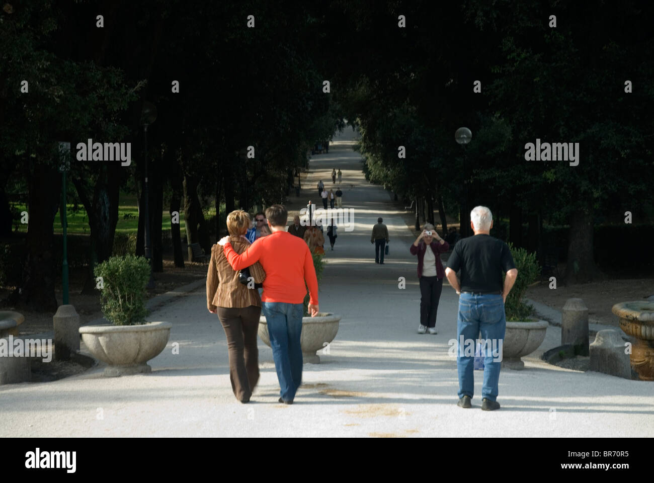 Rom ItalPeople zu Fuß in der Villa Borghese in Rom. Stockfoto