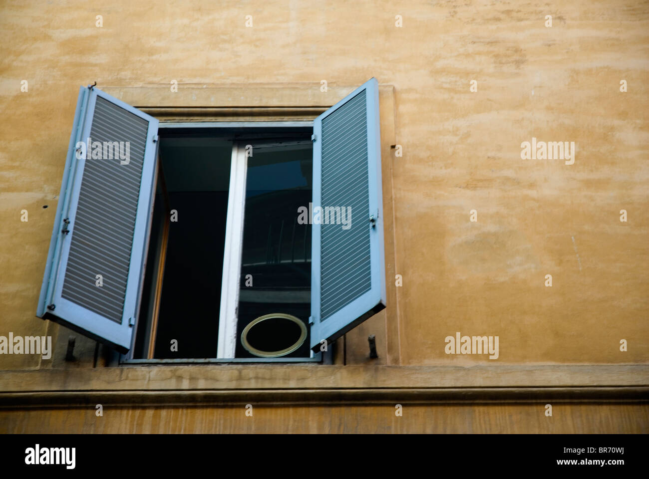 Fassade des Gebäudes mit einem geöffneten Fenster in Rom. Stockfoto