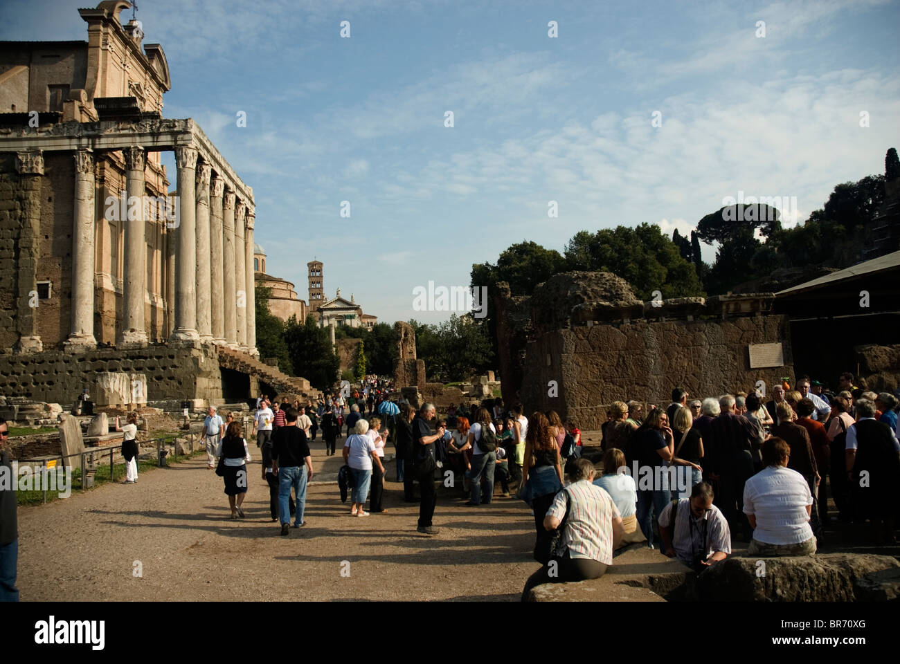 Touristen auf dem Forum Romanum in Italien. Stockfoto