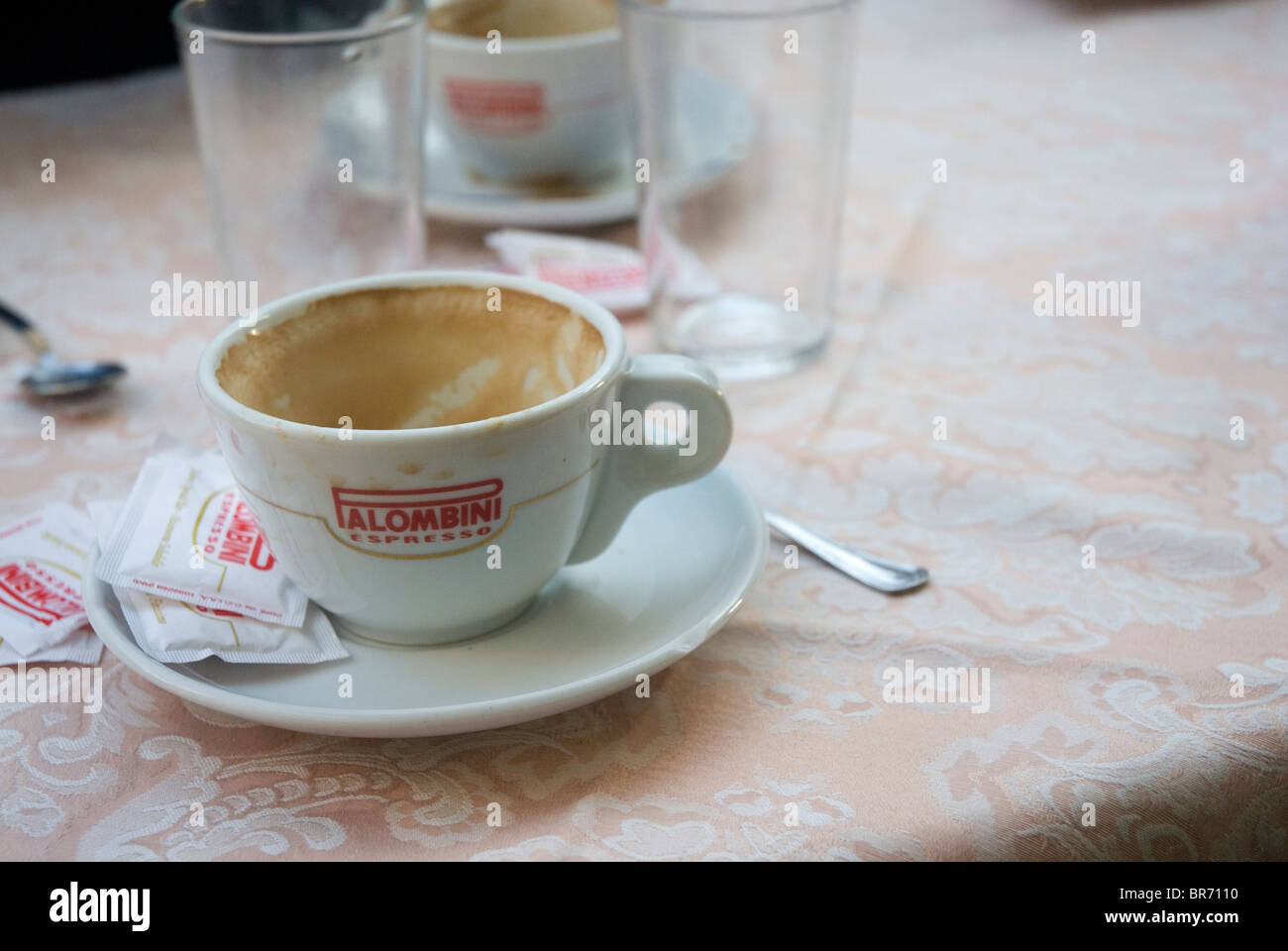 Cappuccino in einem Café in Rom. Stockfoto
