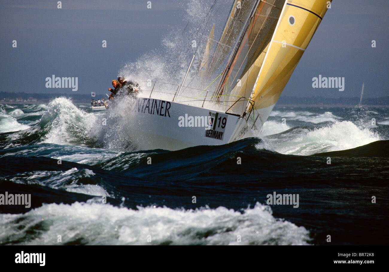 Container verlassen den Solent für das Fastnet Race, Teil des Admirals Cup 1991. Stockfoto