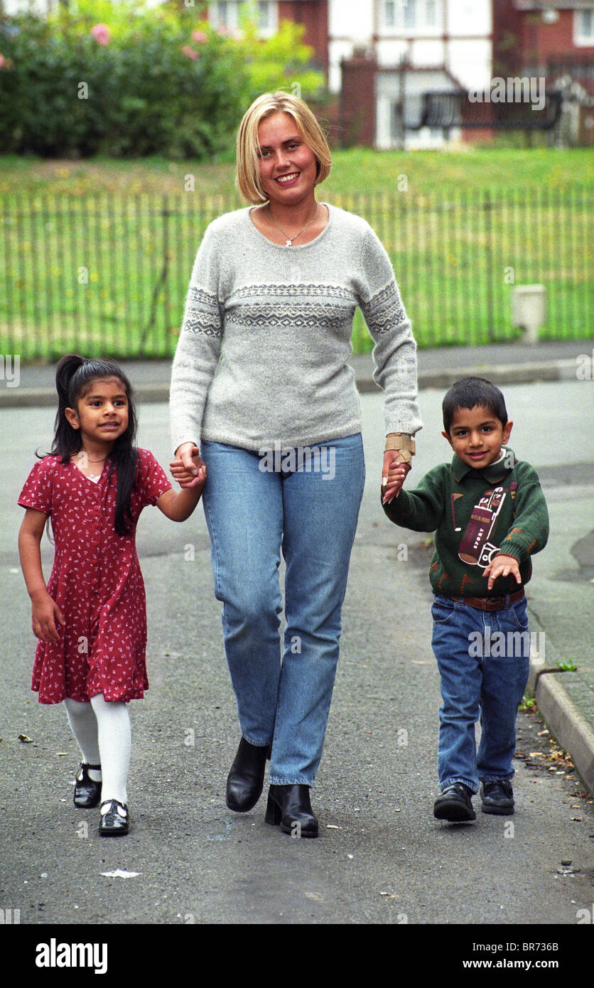 Wolverhampton-Heldin Lisa Potts mit zwei der Kinder, die sie 1996 vor einem macheten schwingenden Angreifer beschützte. George Medal tapfere Frau Großbritannien Großbritannien Stockfoto