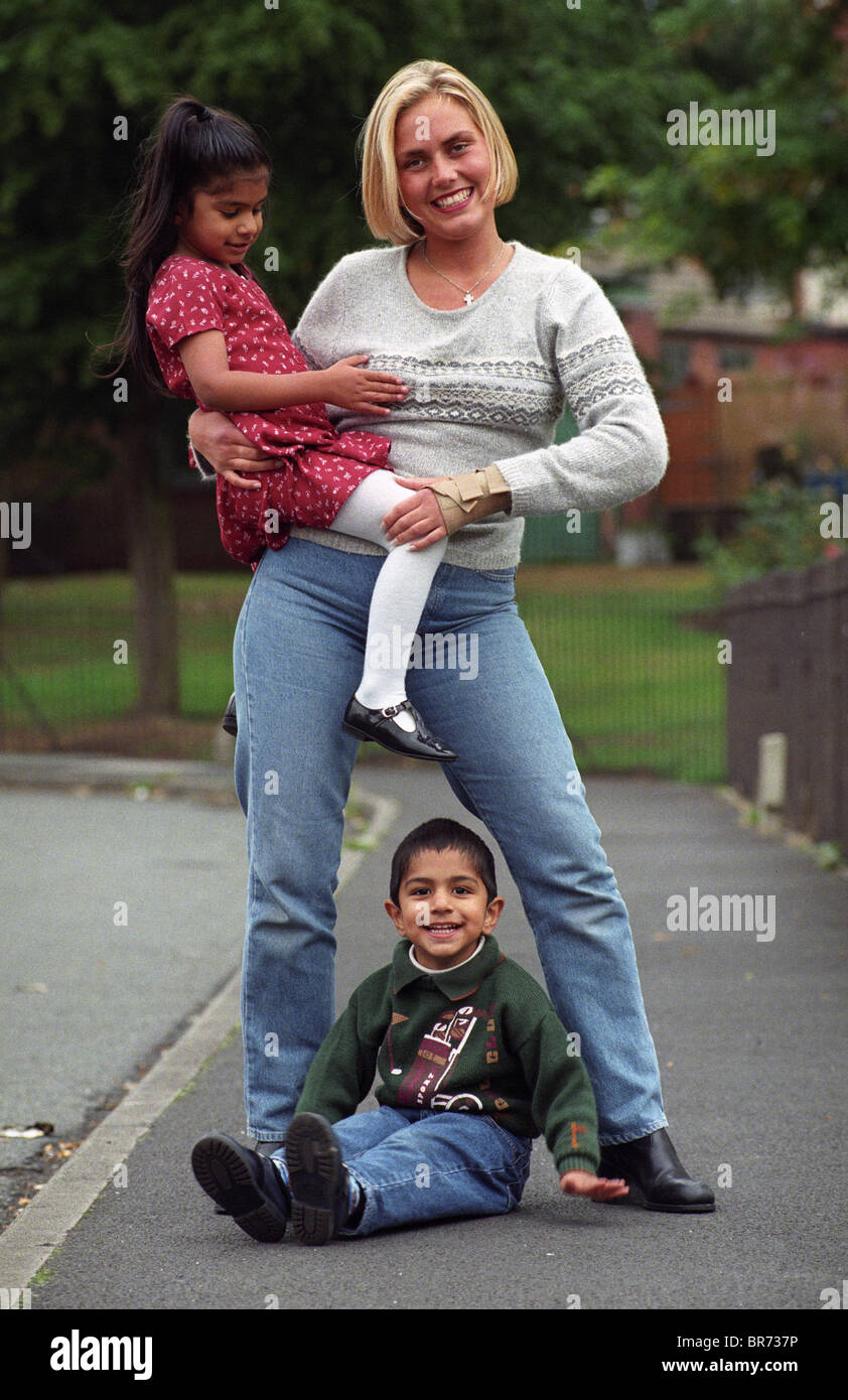 Wolverhampton-Heldin Lisa Potts mit zwei der Kinder, die sie 1996 vor einem macheten schwingenden Angreifer beschützte. George Medal tapfere Frau Großbritannien Großbritannien Stockfoto