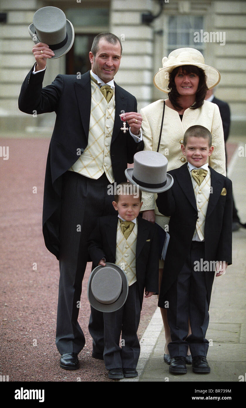 Ehemalige Fußballer der Wolverhampton Wanderers FC Steve Bull mit seiner Frau Julie & Söhne nach dem Sammeln der OBE im Buckingham Palace Stockfoto