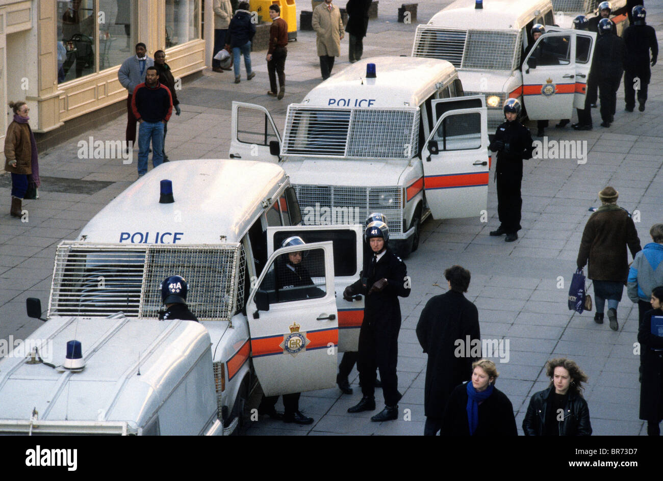 Polizei in Aufruhr-Kit nach Clinton McCurbin starb, während durch die Polizei in Wolverhampton. 20.02.87 Stockfoto