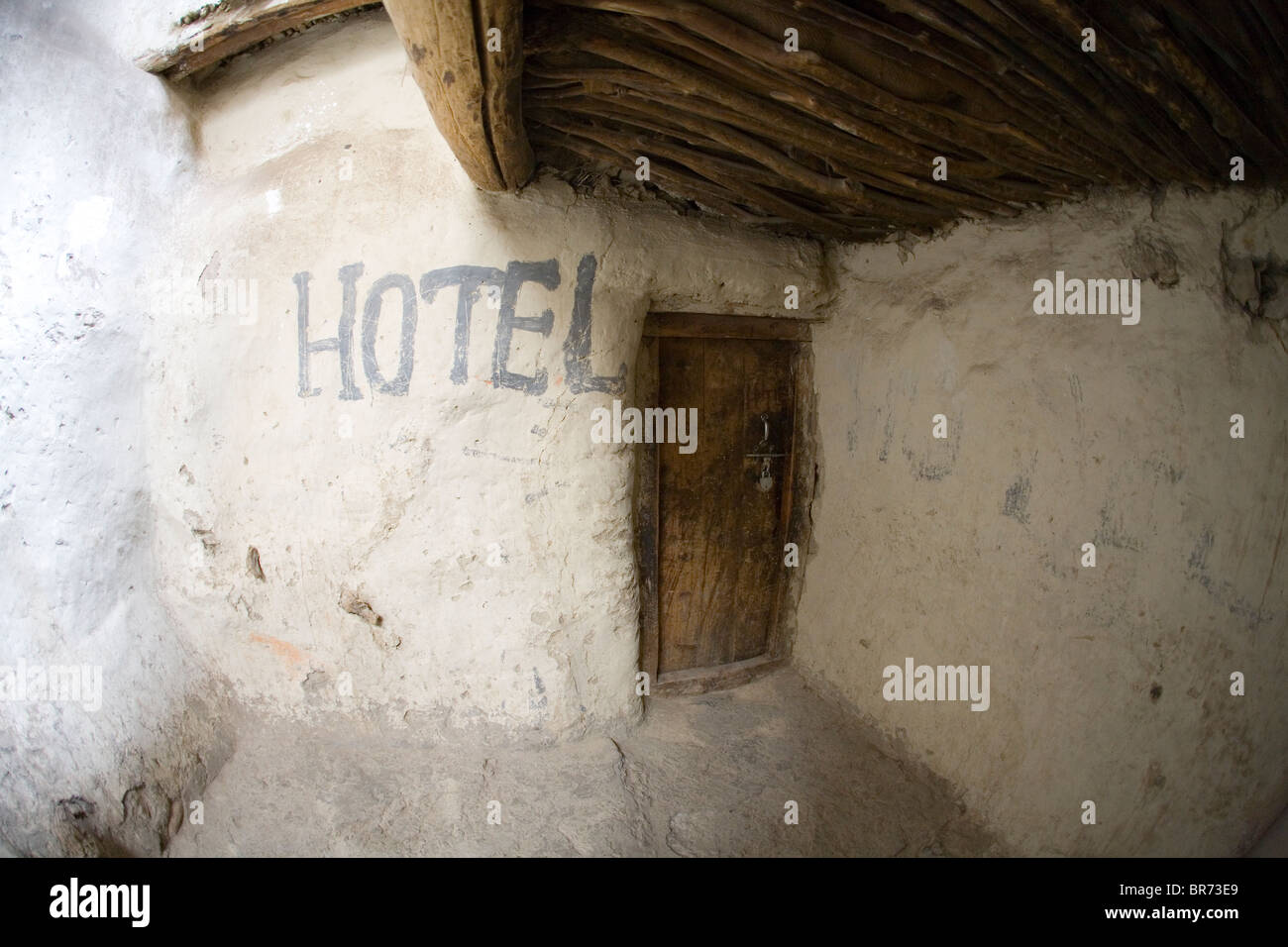 Rustikales Hotel aus Lehmziegeln und Ästen ist Teil des Kloster in Ladakh Nordindien. Stockfoto