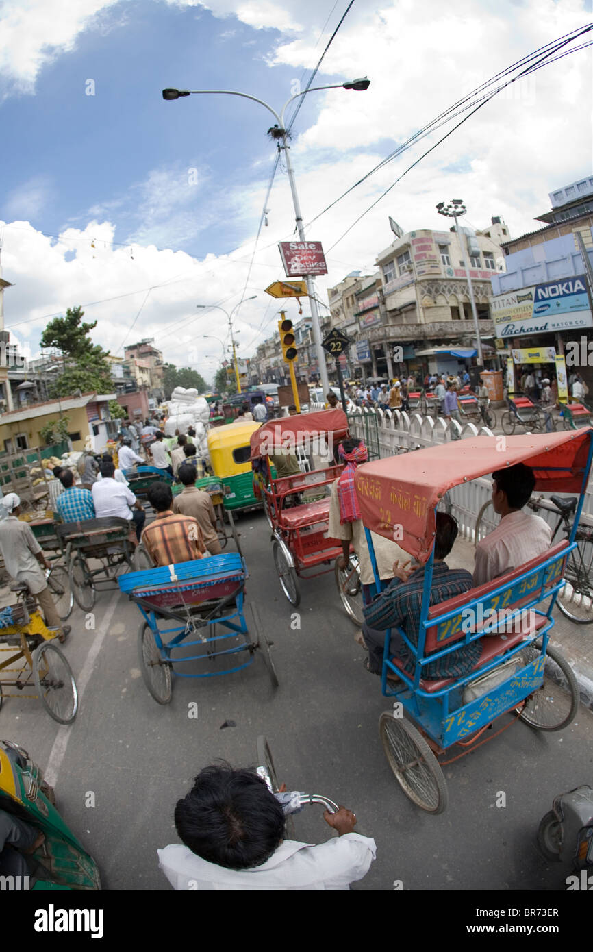 Fahrradrikschas lagig belebten Straße in Delhi-Indien. Stockfoto