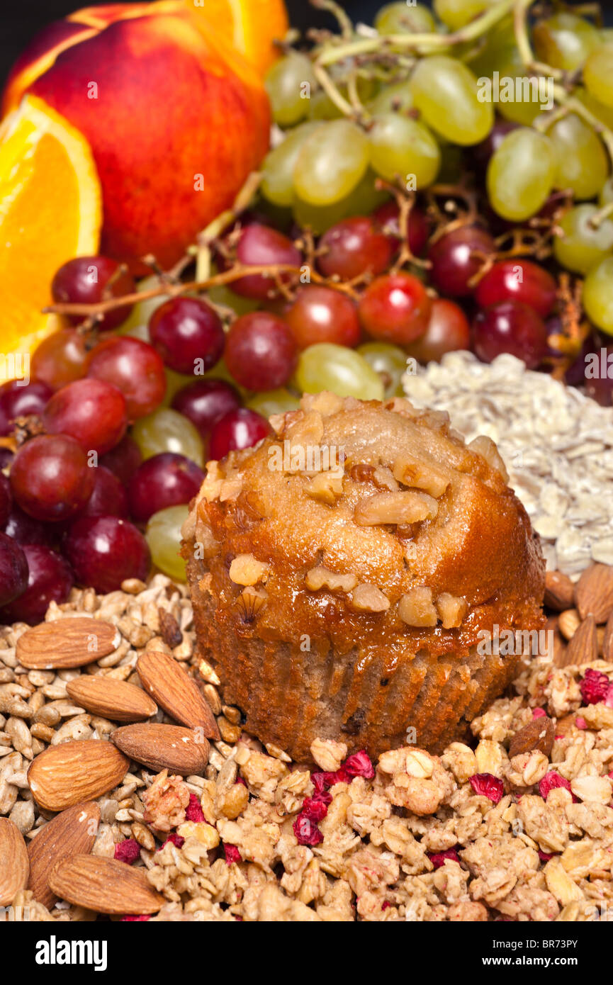 Ein Frühstück-Einstellung mit Muffin und frischem Obst Stockfoto