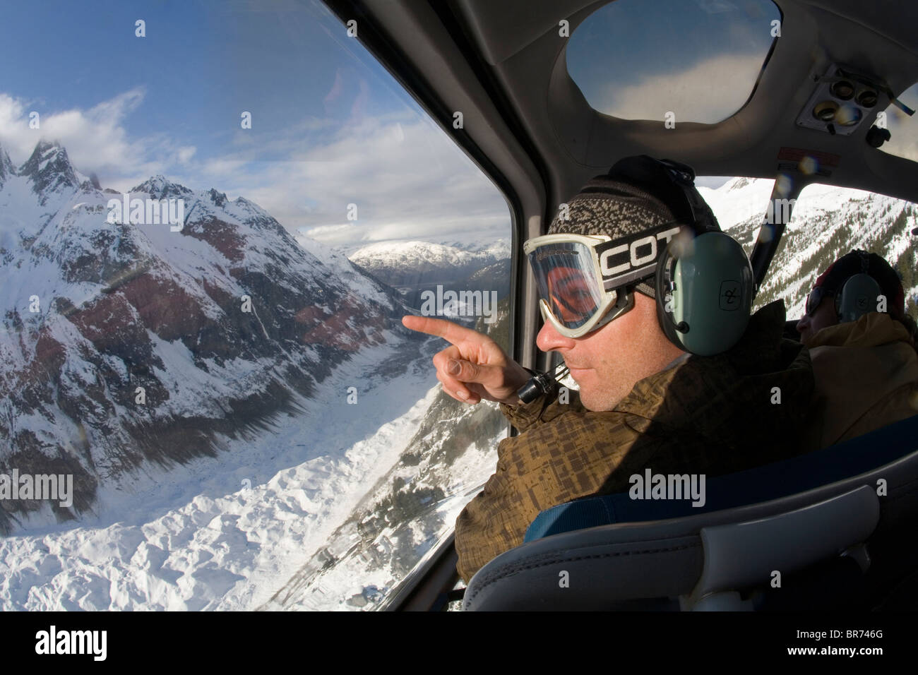 Ein Hubschrauber-pilot fliegt über Alaska Backcountry. Stockfoto