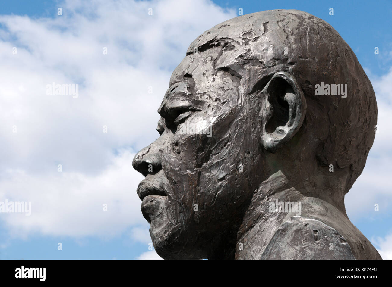 Eine Büste von Nelson Mandela von Iain Walters außerhalb der Royal Festival Hall, South Bank, London Stockfoto