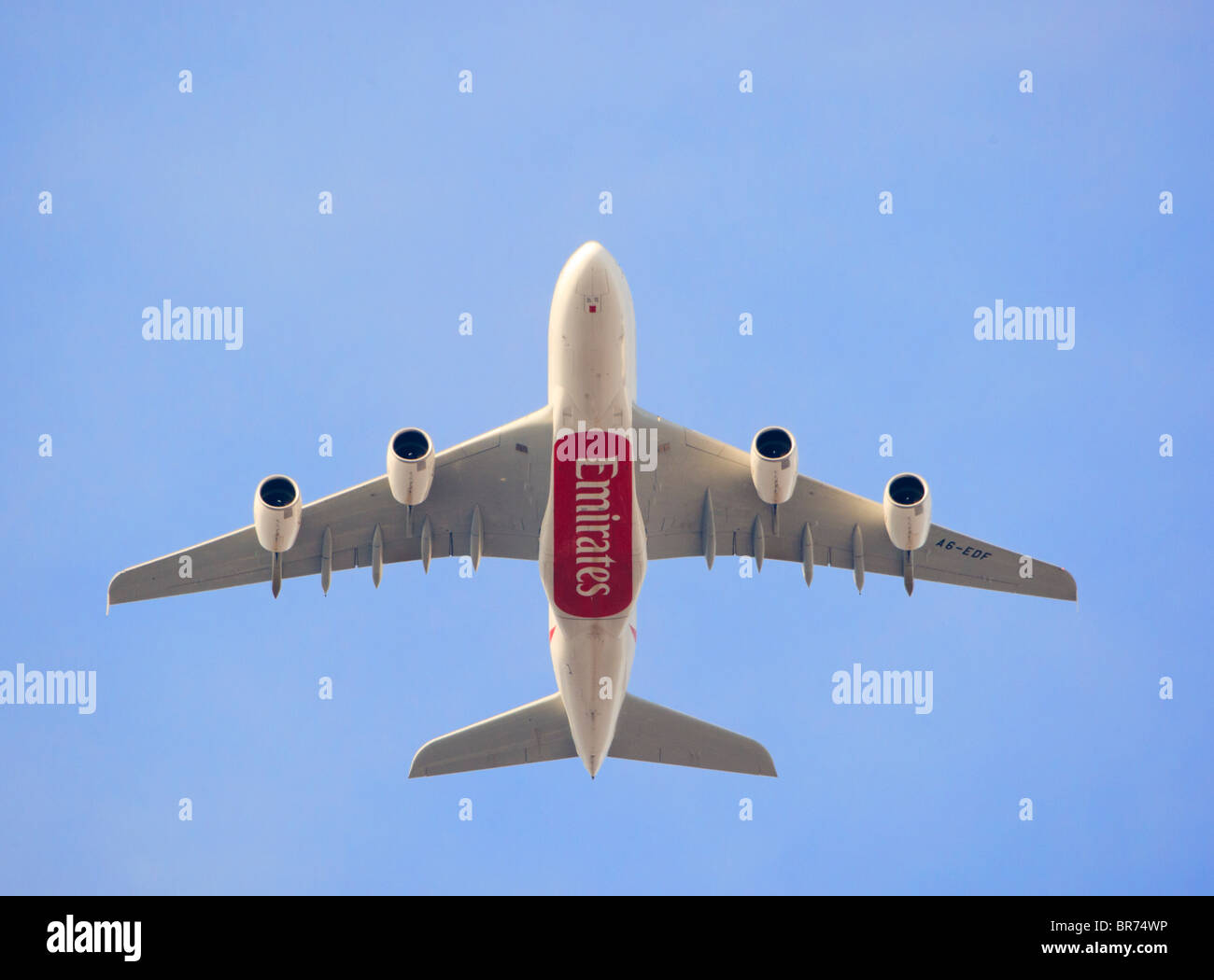 Emirates Airlines Airbus A380 fliegen overhead vor blauem Himmel Stockfoto