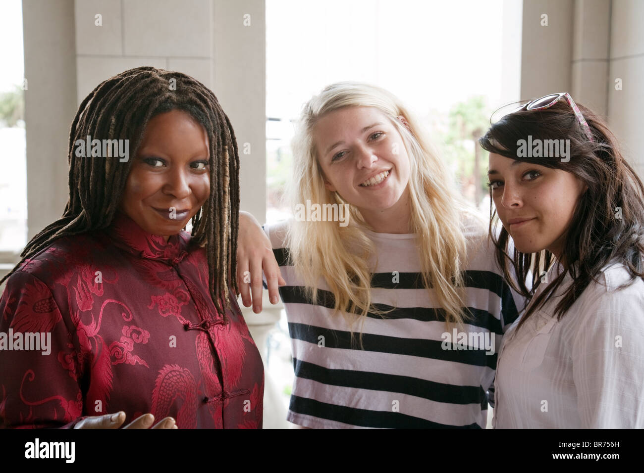 Teenager-Mädchen posiert mit einer Wachsfigur der Schauspielerin Whoopi Goldberg, Madame Tussauds Las Vegas USA Stockfoto