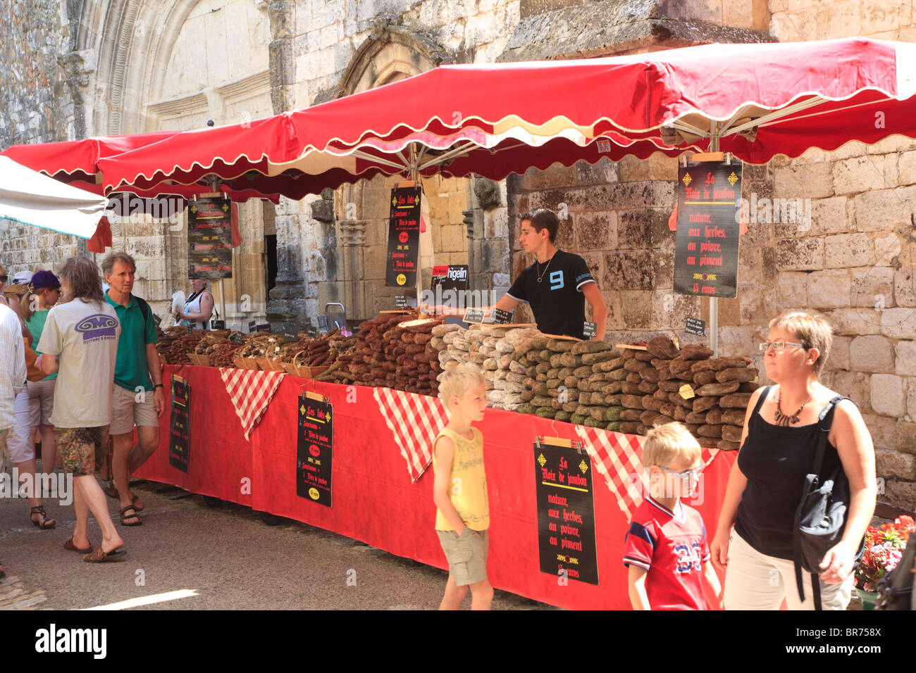 Lokal produzierte Wurst zum Verkauf an einen Stall Monpazier Markt in Südfrankreich Stockfoto