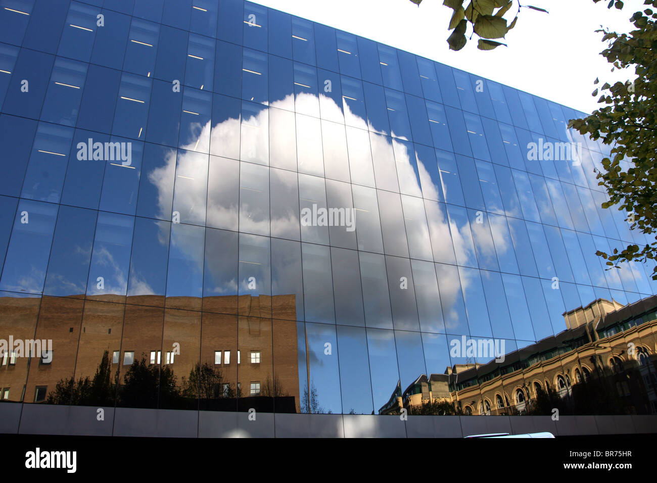 Weiße Wolke reflektiert in Gebäude im Zentrum von London Stockfoto