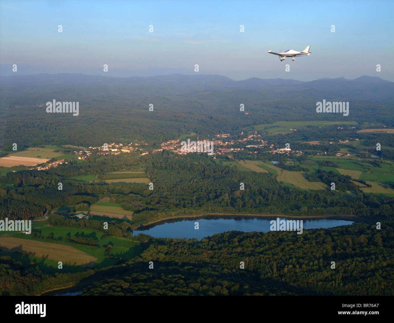 Luftbild von Dorf und See von Cirey-Sur-Vezouze fliegen mit dem Flugzeug, Vogesen, Lothringen, Frankreich Stockfoto