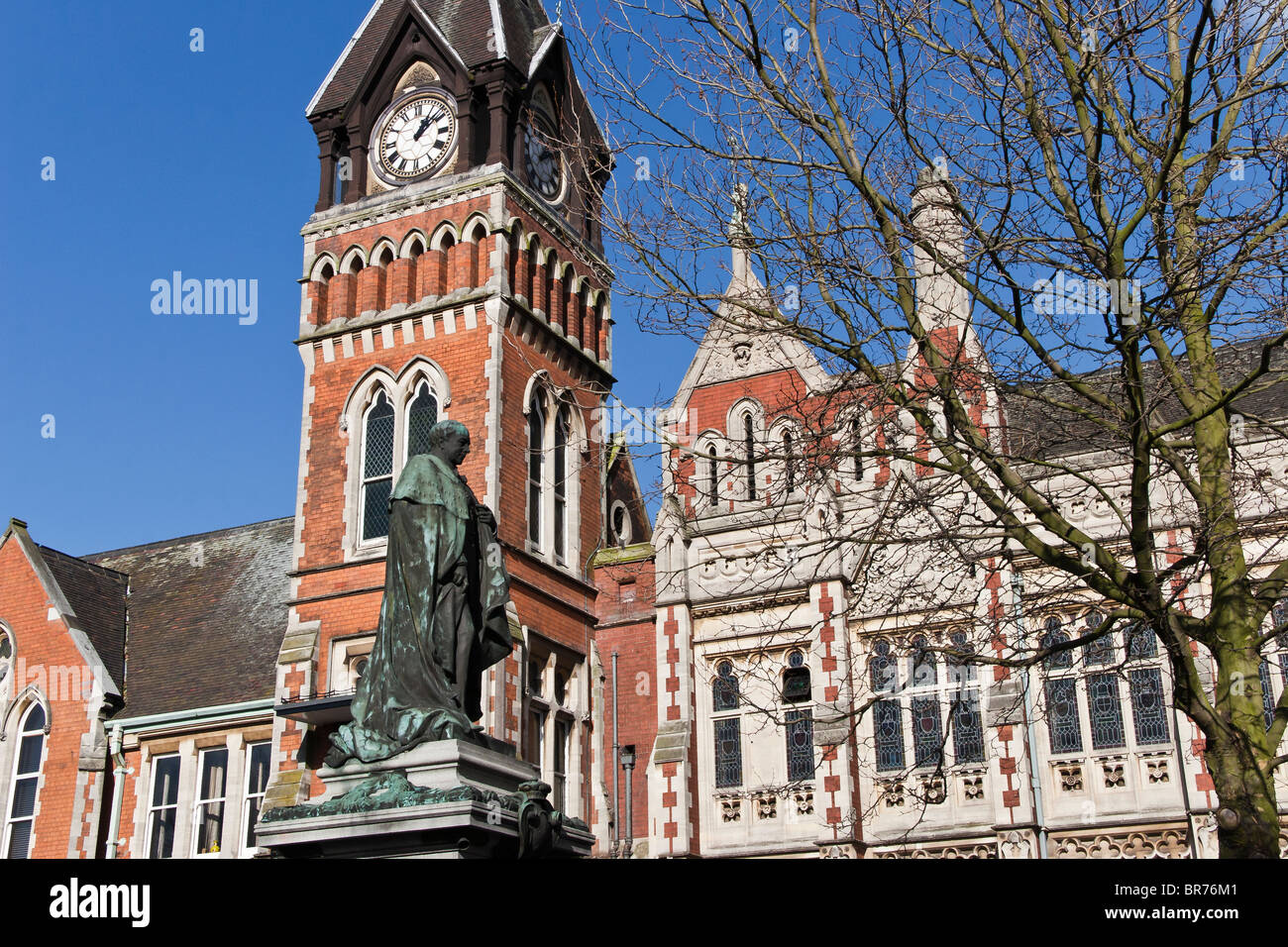 Statue von Michael Arthur (der erste Baron Burton) vor dem Rathaus, Burton-Upon-Trent, Staffordshire, England Stockfoto