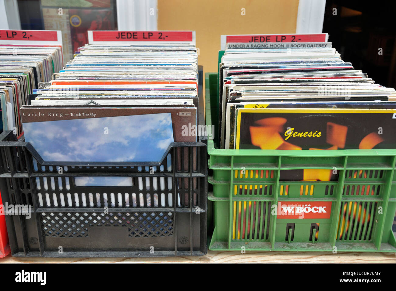 Stände, die alte Vinyl-Schallplatten für Verkauf Potsdam Deutschland anzeigen Stockfoto