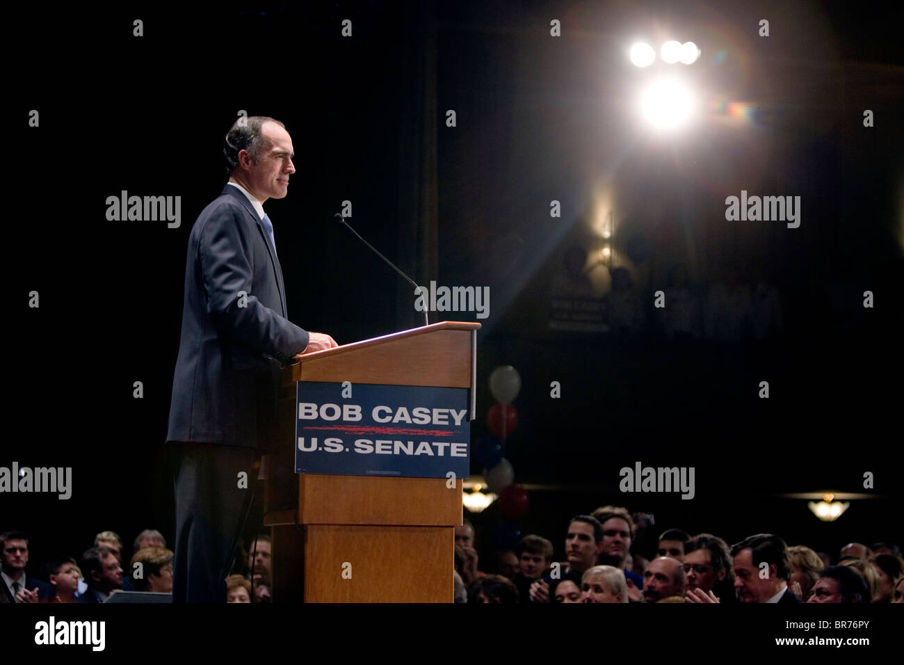 Vereinigte Staaten Senator Bob Casey zeichnet sich ein Podium bei einer Kundgebung in Scranton PA. Stockfoto